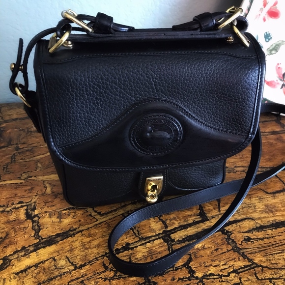Dooney & Bourke Handbags - 🎉HP🎉 Vintage Dooney Leather Crossbody Handbag